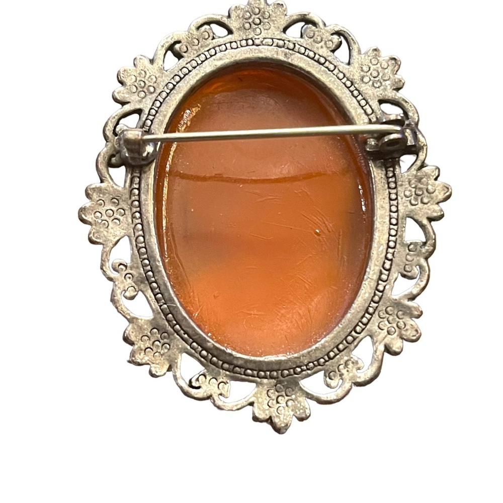 Vintage silver finish lg resin cameo brooch ornate design - Picture 2 of 3